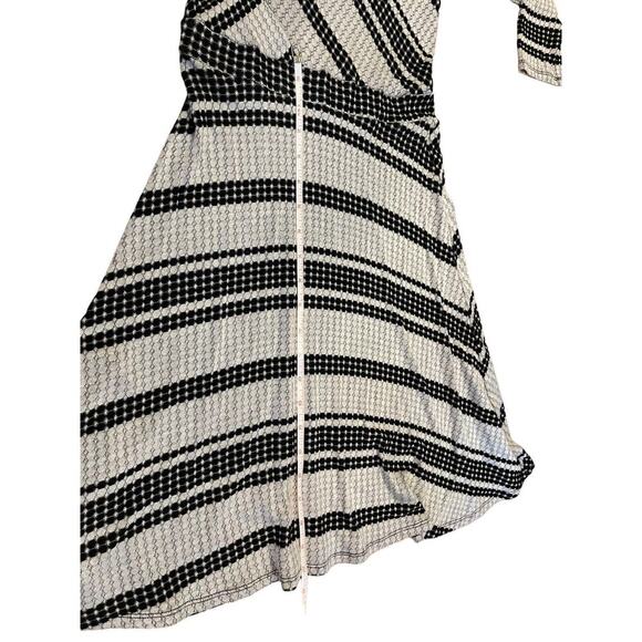 $228 BCBG MaxAzria Kenji Dress Sz Medium M Knit Striped Comfy - Picture 10 of 11